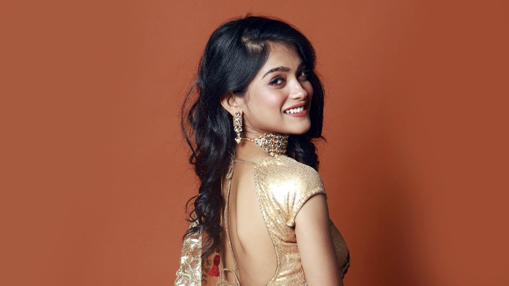 তবে তাড়াতাড়ি করতেই হত। সে দিন যে শহরে ঘূর্ণাবর্তের পূর্বাভাস! শ্যুটিংয়েও প্রায় আতঙ্কের পরিবেশ— এই বুঝি সব ভেসে যায়...