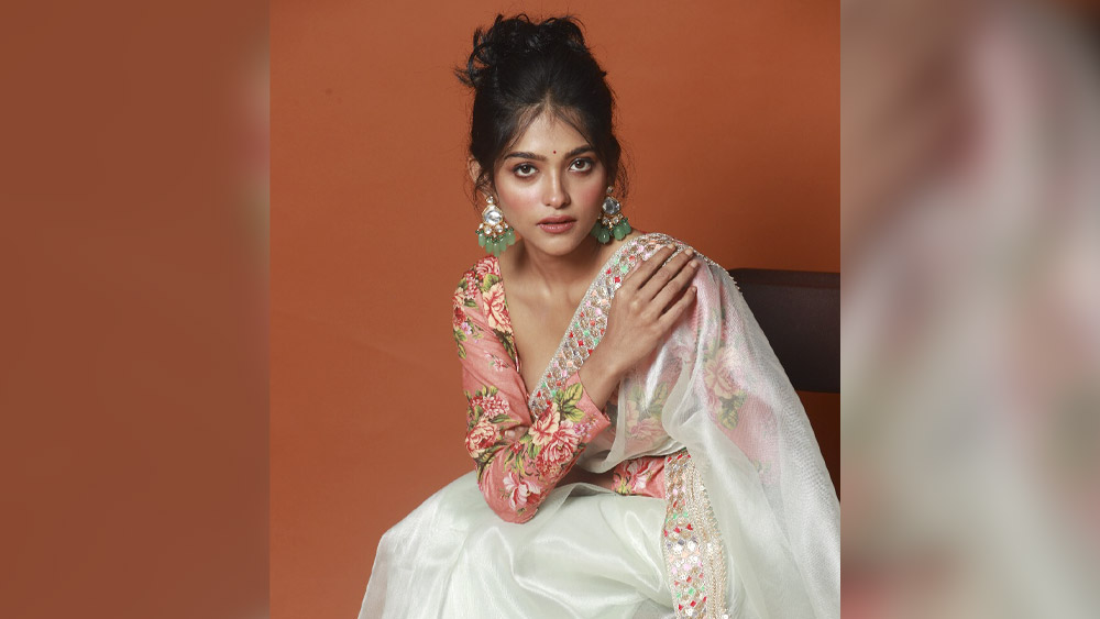 মোট তিন রকম সাজে দেখতে পাওয়া গেল তাঁকে, যার মধ্যে দু'টিই শাড়ি। শাড়ি পরার ক্ষেত্রে তিনি রীতিমতো সুযোগ-সন্ধানী, সুযোগ পেলেই শাড়ি পরেন। কিন্তু সাবেক ঢঙে শাড়ি তো সব সময়েই পরা হয়। অনুষা খুঁজছিলেন অন্য রকম কিছু...