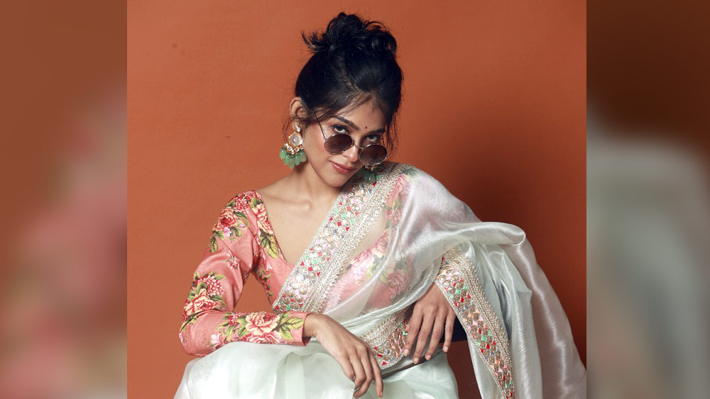 সেই ভাবনা থেকেই প্রথম সাজ। সাদা যে কখনও উৎসবের রং হয় না— এই প্রথাগত ধারণা ভাঙলেন। সাদা শিফনের শাড়ির সঙ্গে পরলেন ফুলের নক্সা করা পুরো হাতা গোলাপি রঙের ব্লাউজ।