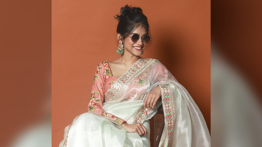 দিনের বেলার রোদ ঝলমলে সাজ এটি। তাই সঙ্গে অনুষা নিয়েছেন রোদ-চশমা। কানে কুন্দনের ভারী দুল।