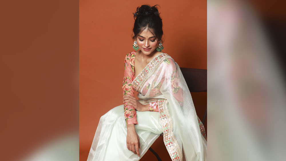 শ্যুটের আগের দিন পর্যন্ত আউটডোরে ছিলেন নায়িকা। পরের দিন থেকে শুরু নতুন শ্যুট। তার মাঝে এক দিন ফাঁকা। তার মধ্যে সেই দিন মারাত্মক ঝড়-বৃষ্টি, কলকাতার বিস্তীর্ণ অঞ্চল জলমগ্ন। কিন্তু পুজো বলে কথা! পুজোর শ্যুট কি আর বাতিল করা যায়?