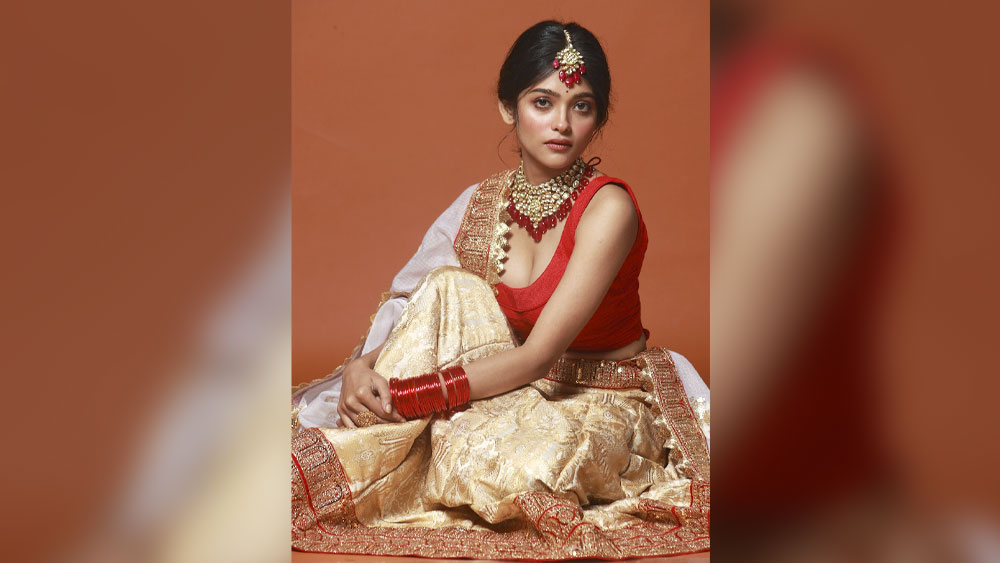 গোটা পাট্টির পাড় ও কুন্দনের ভারী গয়নার সঙ্গে ছোট্ট লাল টিপ আর টিকলি— এতেই মাতিয়ে দিলেন অভিনেত্রী। অষ্টমী বা নবমীর সাজ হিসেবে একেবারে আদর্শ এই লেহেঙ্গা।