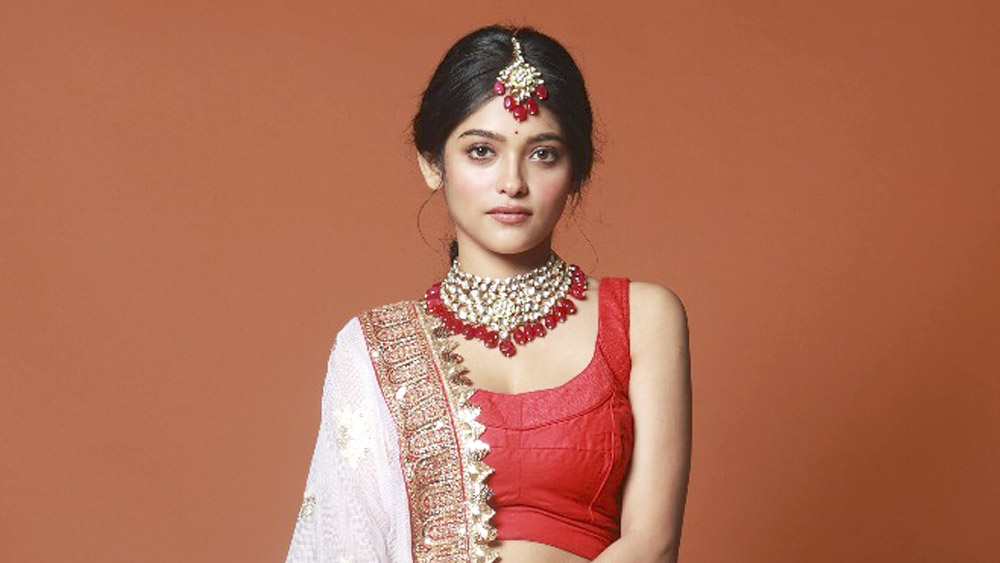 ছবি: তথাগত ঘোষ। রূপটান ও কেশ-সজ্জা: প্রীতম দাস। সাজ: ঐন্দ্রিলা বসু।