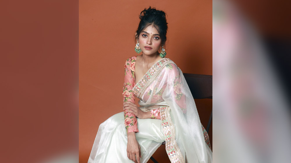 অগত্যা স্টুডিয়োর ভিতরেই হল শ্যুট। একটা সাজের পর্ব শেষ, এ বার সাজ বদলে পরের পোশাক এবং আবার শাড়ি।