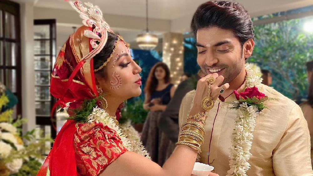 ধুতি-পাঞ্জাবি, টোপর, রজনীগন্ধার গোড়ের মালা সামলে জমিয়ে দিয়েছেন ‘বাঙালি বর’! ততটাই সুন্দর লাল বেনারসি, গয়না, চেলি আর গয়নায় সেজে ওঠা নববধূ দেবিনা!