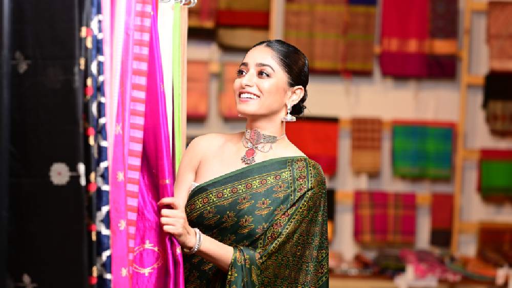 ওয়েব সিরিজ মুক্তি, ছবির প্রচার, ডাবিং— সব নিয়ে বেজায় ব্যস্ত ইশা। তাই এত দিন শপিং করার সময় বার করতে পারেননি তিনি। তাই কেনাকাটা সারতে পৌঁছে গেলেন সিমা আর্ট গ্যালারি। সেখানে চলছে ‘সিমা আর্ট ইন লাইফ’ প্রদর্শনী। এক ছাদের নীচে অনেক কিছু পেয়ে গেলেন নায়িকা।