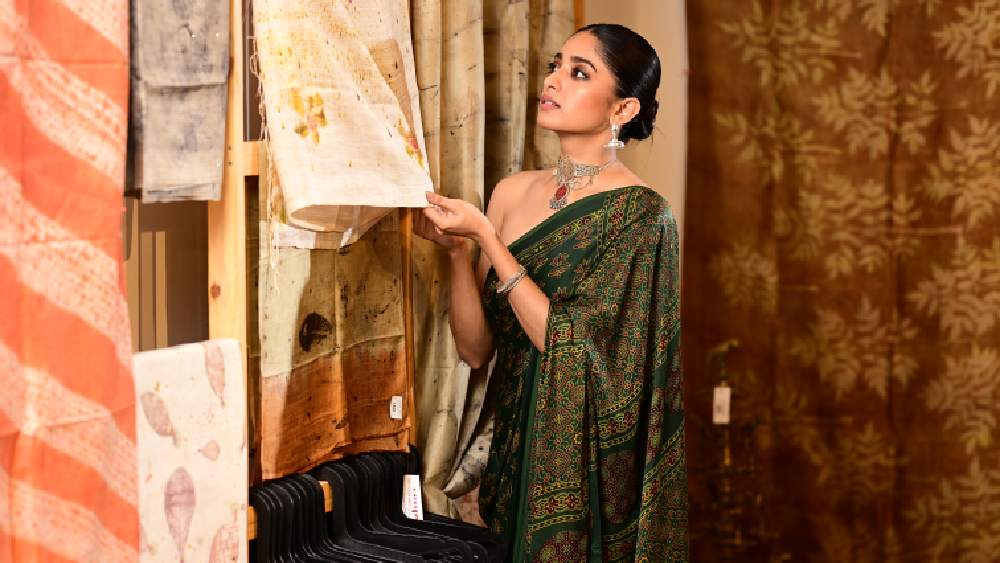 কালোর পাশাপাশি হাল্কা রংও দারুণ পছন্দ ইশার। প্রাকৃতিক ভাবে গাছের ফুল-পাতা থেকে রং করা কিছু হাতে তৈরি শাড়ির দিকে এগিয়ে গেলেন ইশা। এই সংগ্রহের প্রত্যেকটা শাড়িই পছন্দ হয়েছে তাঁর। কোনটা নেবেন তা নিয়ে অনেক ক্ষণ চলল বিভ্রান্তি। তারপর শেষমেশ একটি ঘিয়ে রঙের শাড়ি বেছে নিলেন তিনি।