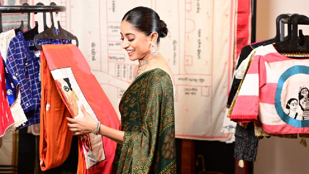 চান্দেরী, সিল্কের পর সুতির শাড়ি কেনার পালা। ইশা এগিয়ে গেলে ডিজাইনার পরমা ঘোষের সংগ্রহের দিকে। উত্তর কলকাতার মানচিত্র আঁকা একটি শাড়ি তাঁর বেশ পছন্দ হয়েছিল। কিন্তু তারপর চোখ পড়ল ‘দেবী’ ছবির পোস্টারের মতো নকশা করা শাড়িটার উপর। বেছে নিলেন সেটাই।