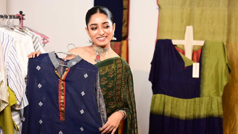 যদিও পুজোর কয়েক দিন শাড়ি পরাই পছন্দ করেন ইশা, তা-ও কিছু কুর্তা কিনবেন বলে ঠিক করলেন নায়িকা। ডিজাইনার পরমা বন্দ্যোপাধ্যায়ের সংগ্রহ থেকে একটি জামদানি কাজ করা নীল কুর্তা বেছ নিলেন তিনি।