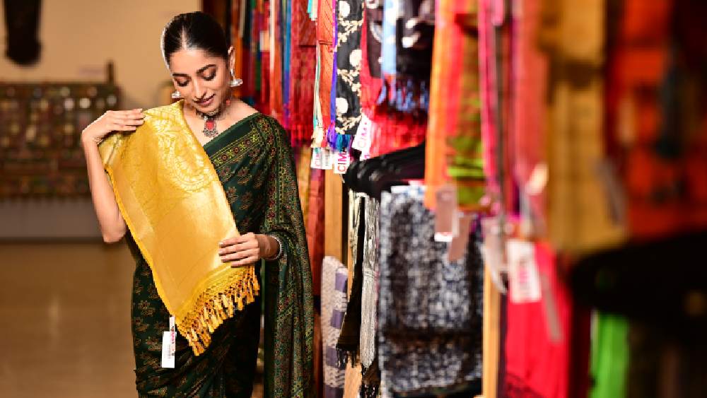 নানা রঙের বেনারসী স্টোল একসঙ্গে দেখে দারুণ খুশি হলেন নায়িকা। তিনি বললেন, তাঁর নিজেরও বেনারসী স্টোলের সংগ্রহ নেহাত মন্দ নয়। অনেক জায়গা থেকে ঘুরে ঘুরে কিনেছেন তিনি। গল্প করতে করতেই ইশা একটি কাঁচা হলুদ রঙের স্টোল তুলে নিলেন।