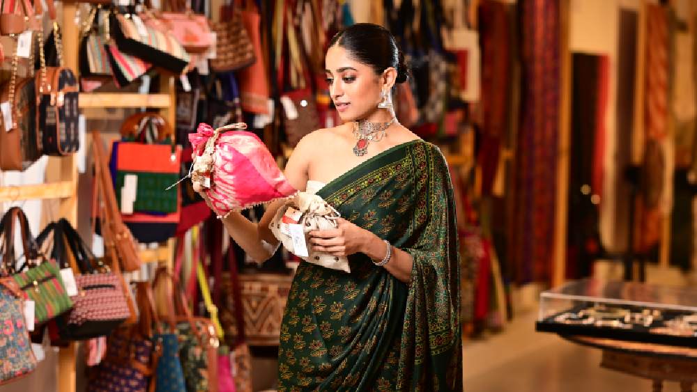 উৎসবের সাজের সঙ্গে মানানসই ব্যাগও প্রয়োজন। তাই পোশাকের পর ব্যাগের সম্ভার দেখতে চলে গেলেন ইশা। নানা রঙের কারুকাজ করা বটুয়া নজর টানল তাঁর। গোলাপি না বেজ— কোন রঙের বটুয়া নেবেন ঠিক করতে না পেরে কিনে ফেললেন দু’টিই।