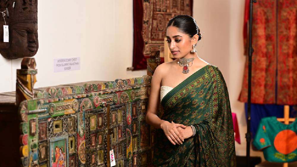 এই প্রদর্শনীতে সাজ-পোশাকের পাশাপাশি পাওয়া যায় নানা রকম ঘর সাজানোর সামগ্রীও। যার মধ্যে অনেক কিছুই আর পাঁচটা দোকানে সহজে মেলে না। যেমন রাজস্থানী এই সিন্দুকটি। রং-বেরঙের এই পালকির মতো দেখতে বাক্সটি আদপে নাকি স্ত্রীধন রাখার সিন্দুক। মেয়েরা বিয়ের পর শ্বশুরবাড়ি যাওয়ার সময়ে এতে করে সঙ্গে তাঁর যাবতীয় জিনিস নিয়ে যেত। এই অভিনব জিনিস দেখে এগিয়ে গেলেন ইশা। একটু অন্য ভাবে ঘর সাজাতে পছন্দ করেন নায়িকা। তাই অনেক ক্ষণ ধরে খুঁটিয়ে দেখলেন সিন্দুকটি।