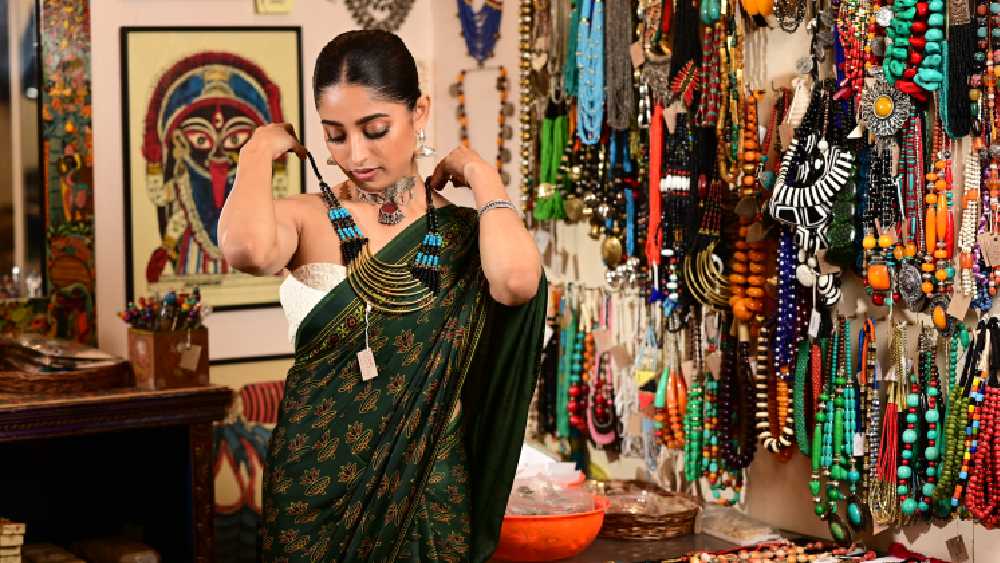 গয়না ছাড়া কি পুজোর কেনাকাটা শেষ হয়? তাই প্রত্যেকটা পোশাকের সঙ্গে মানানসই গয়না কিনতে চলে গেলেন নায়িকা। রূপোর গয়না ছাড়াও কিছু ঝুটো গয়না পরে দেখলেন। পছন্দসই গয়না কিনে তবেই কেনাকাটা শেষ হল তাঁর।