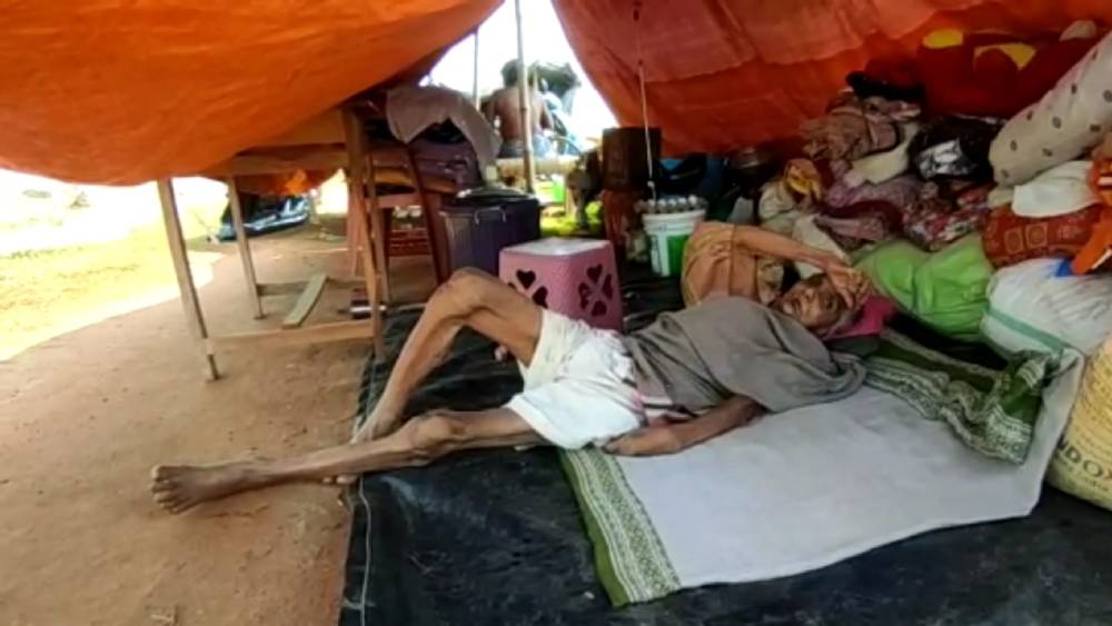 After Flood old woman now living on the barrage tent of ajay, in east bardhaman dgtld