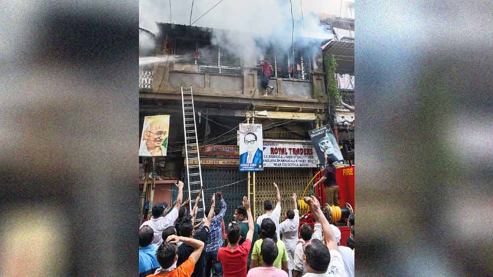 সকালে দমকলকর্মীদের সাহায্য করেন স্থানীয় যুবকেরাও।