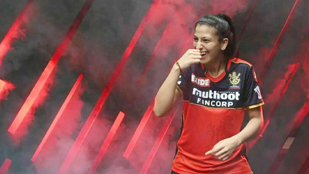 নবনীতা গৌতম: রয়্যাল চ্যালেঞ্জারস বেঙ্গালুরুর মাসাজ থেরাপিস্ট তিনি। কানাডার নাগরিক নবনীতা টরন্টো ন্যাশনালের সঙ্গেই এত দিন কাজ করতেন। ক্রিকেটের প্রতি প্রেম থেকেই বরাবর ক্রিকেটের সঙ্গে যুক্ত হতে চেয়েছিলেন।