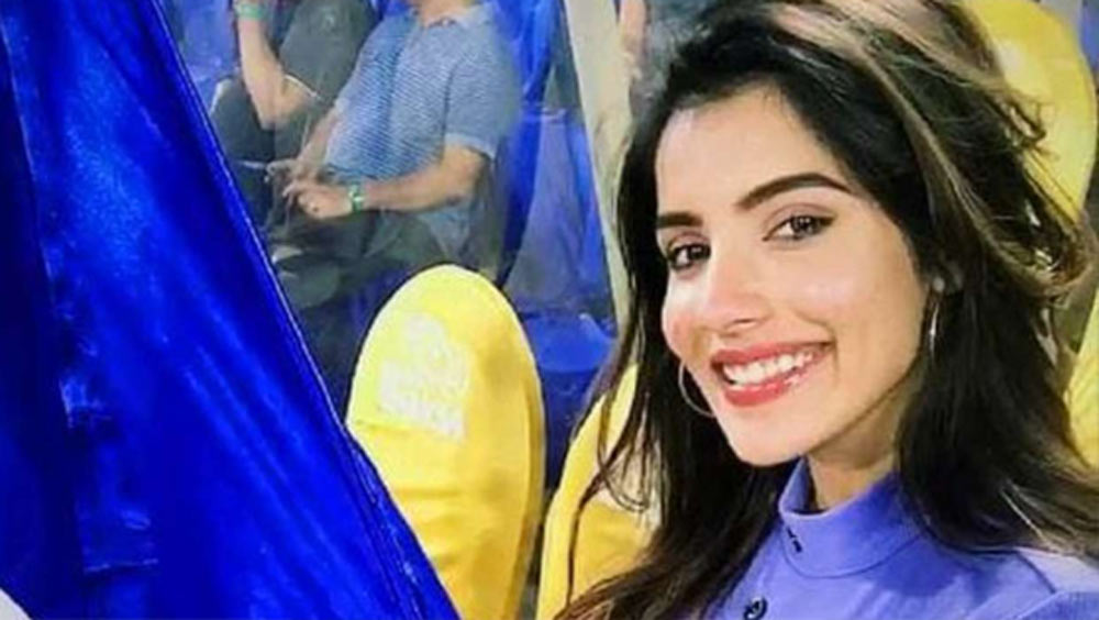 তিনি আদতে দুবাইয়ে থাকেন। নিজেকে ‘সুপার ওভার গার্ল’ বলতে পছন্দ করেন। তাঁর ইনস্টাগ্রাম পাতাতেও নিজের সম্বন্ধে এটিই লিখে রেখেছেন তিনি।