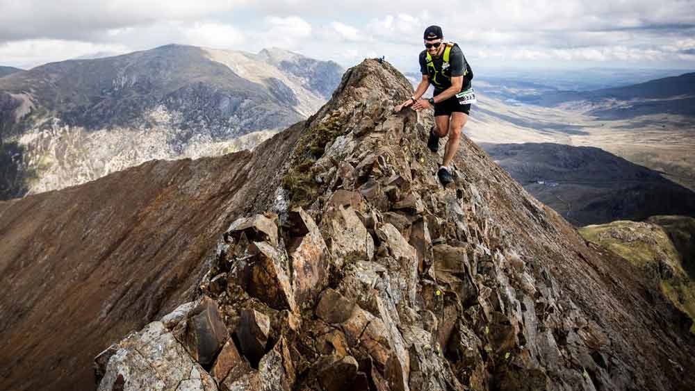 ড্রাগন’স ব্যাক রেস: ড্রাগনের পিঠের উপর দিয়ে দৌড়নো যতটা কঠিন, এ ক্ষেত্রেও প্রায় তেমন অভিজ্ঞতা হয় প্রতিযোগীদের। সে কারণেই ম্যারাথনের নাম রাখা হয়েছে ‘ড্রাগন’স ব্যাক রেস’। উত্তর ওয়েলস থেকে দক্ষিণ ওয়েলস পর্যন্ত দীর্ঘ পাহাড়ি পথ অতিক্রম করতে হয় এই ম্যারাথনে। অত্যন্ত খাড়া পাথুরে পথে পা পিছলে যাওয়ার সম্ভাবনা প্রচুর। ছ’দিনে এই পথ অতিক্রম করতে পারলেই জয়। ১৯৯২ সালে সেপ্টেম্বর থেকে এর সূত্রপাত। এখনও পর্যন্ত মাত্র পাঁচবার অনুষ্ঠিত হয়েছে।
