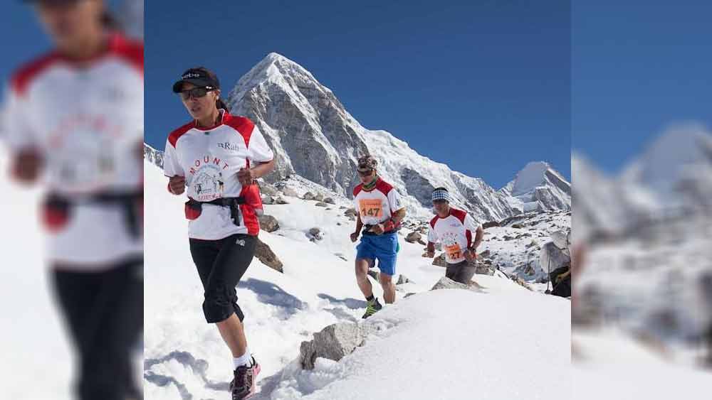 এভারেস্ট ম্যারাথন: তেনজিং-হিলারি এভারেস্ট ম্যারাথন বিশ্বের সর্বোচ্চ ম্যারাথন। তেনজিং নোরগে এবং এডমন্ড হিলারির অনুপ্রেরণাতেই প্রতি বছর ২৯ মে এই ম্যারাথন অনুষ্ঠিত হয়। মাউন্ট এভারেস্ট-এর বেস ক্যাম্প থেকে শুরু হয়। ৬০ কিলোমিটার পর্যন্ত যেতে পারেন প্রতিযোগীরা। তিন ভাবে বিভক্ত এই ম্যারাথন। ৬০ কিলোমিটার পর্যন্ত ‘এক্সট্রিম আলট্রা’, ৪২ কিলোমিটার পর্যন্ত ‘ফুল ম্যারাথন’ এবং ২১ কিলোমিটার পর্যন্ত হাফ ম্যারাথন। রাস্তা কতটা দুর্গম, তা বলার অপেক্ষা রাখে না।