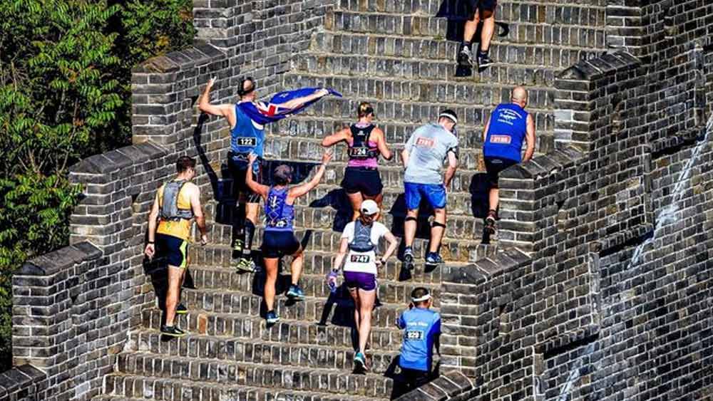 দ্য গ্রেট ওয়াল ম্যারাথন: প্রতি বছর মে মাসের তৃতীয় শনিবার চিনের প্রাচীরের উপর এই ম্যারাথন দৌড় হয়ে থাকে। তবে পুরো প্রাচীর জুড়ে হয় না। তিয়ানজিন প্রদেশের হুয়াংজিয়াহুয়াং (চিনের প্রাচীর একটি অংশ)-এ এই দৌড় হয়। ১৯৯৯ সাল থেকে শুরু হয় এই ম্যারাথন। পাথুরে পথ বেয়ে প্রায় পাঁচ হাজার ১৬৪ ধাপ ওঠানামা করতে হয় প্রতিযোগীদের, যা একেবারেই সহজ নয়।