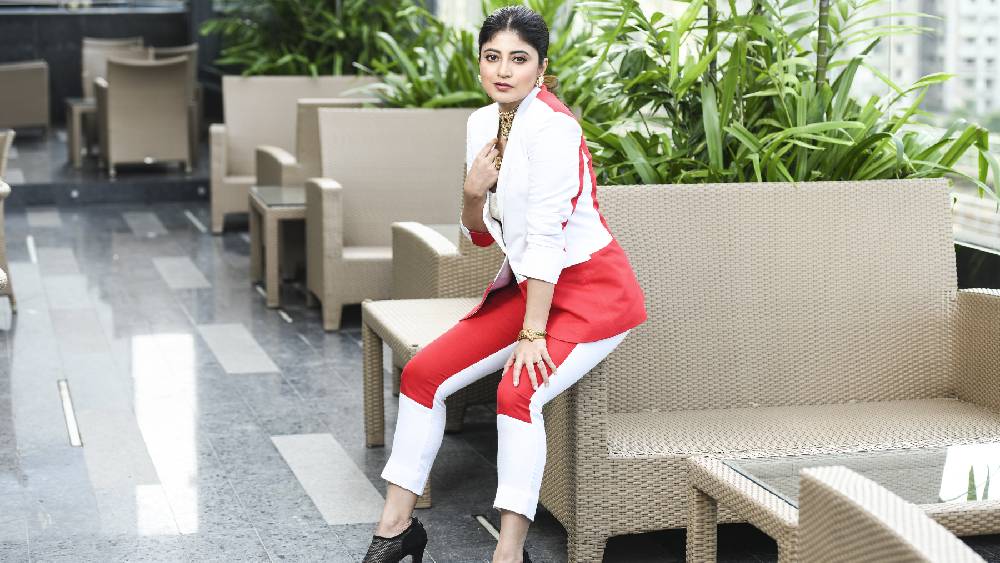 ব্যস্ত মেয়েদের হয়তো শাড়ি পরার সময় সব সময় থাকে না। তাই লাল-সাদা রঙের প্যান্টস্যুট হতে পারে দারুণ বিকল্প। সঙ্গে সাজও হবে ছিমছাম।