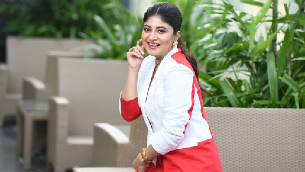 তবে পুজোর দিনে পশ্চিমি পোশাক পরলেও উৎসবের ছোঁয়া তো রাখতেই হবে সাজে। তাই ভারী কুন্দনের গয়না পরেছেন সন্দীপ্তা।