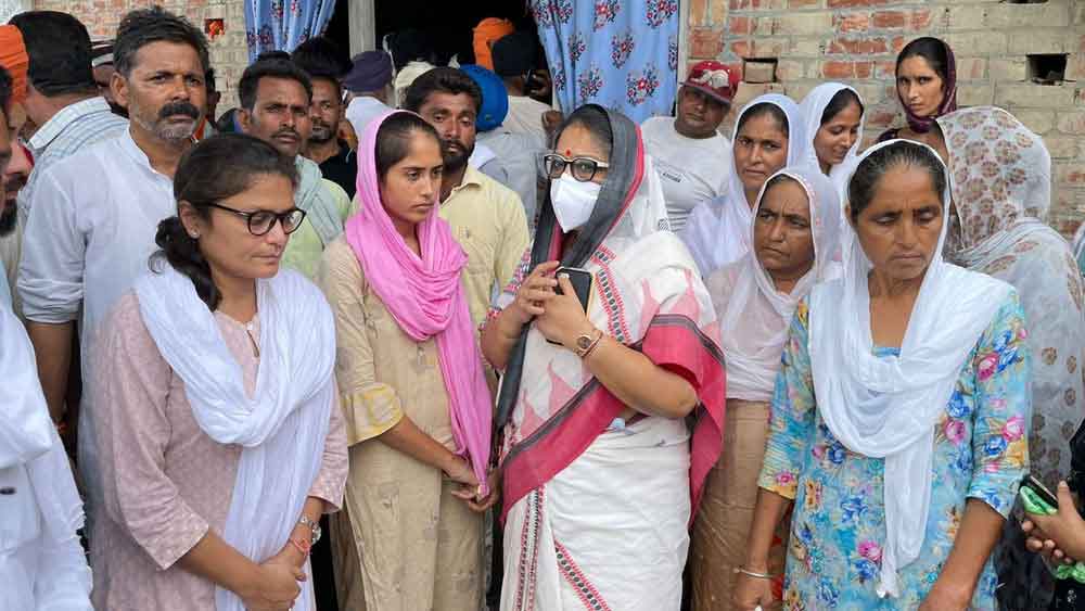 পুলিশের চোখে ধুলো! দু’দলে ভাগ হয়ে লখিমপুর পৌঁছলেন তৃণমূল সাংসদরা