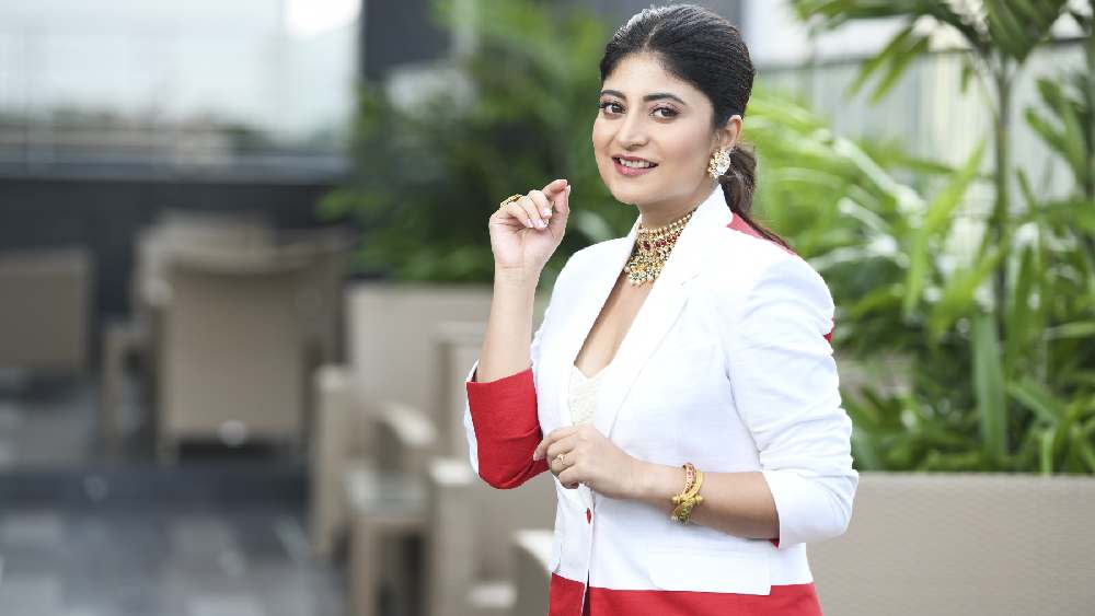 সঙ্গে মেকআপ এবং কেশসজ্জাও চাই মানানসই। হাল্কা মেকআপ এবং টানটান করে চুল আঁচড়ে একটি পনিটেল বেঁধে নেওয়ায় দারুণ ঝকঝকে দেখতে লাগছে সন্দীপ্তাকে।