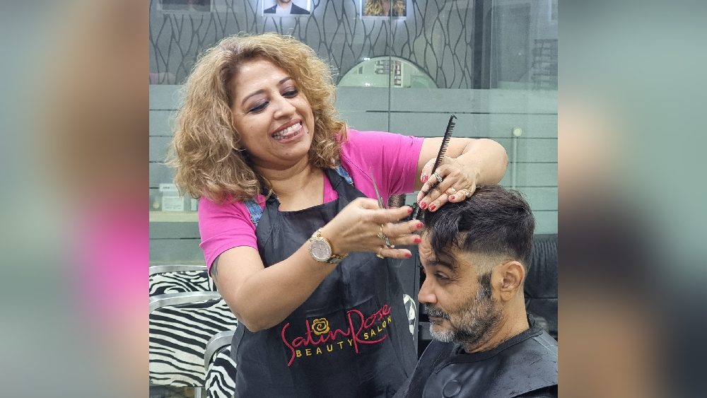 সম্প্রতি জলি চন্দর কাছে চুল ছাঁটলেন অভিনেতা প্রসেনজিৎ চট্টোপাধ্যায়ও।