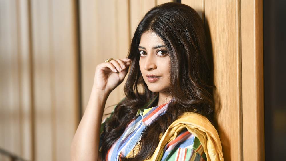 ছবি: দেবর্ষি সরকার, রূপটান শিল্পী: অভিজিৎ চন্দ, সাজ: নীল সাহা, শাড়ি: সুদেষ্ণা ভট্টাচার্য (হলুদ শাড়ি), নীল সাহা (প্যান্টস্যুট), সায়ন্তী ঘোষ (লাল শাড়ি এবং ব্লাউজ), গয়না: অভমা জুয়েলার্স, স্নান: ফেয়ারফিল্ড বাই ম্যারিয়ট, ভাবনা এবং পরিবেশন: পৃথা বিশ্বাস