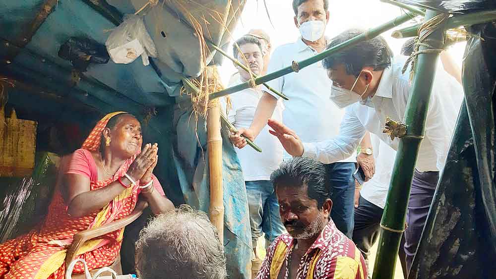 জেলাশাসককে আবেদন এক দুর্গতের। নানুরের সুন্দরপুরে।