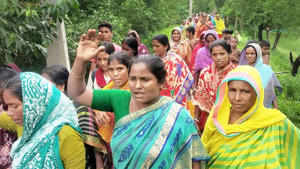 দাবি: চিতুরি কার্যালয়ের পথে মহিলারা। 