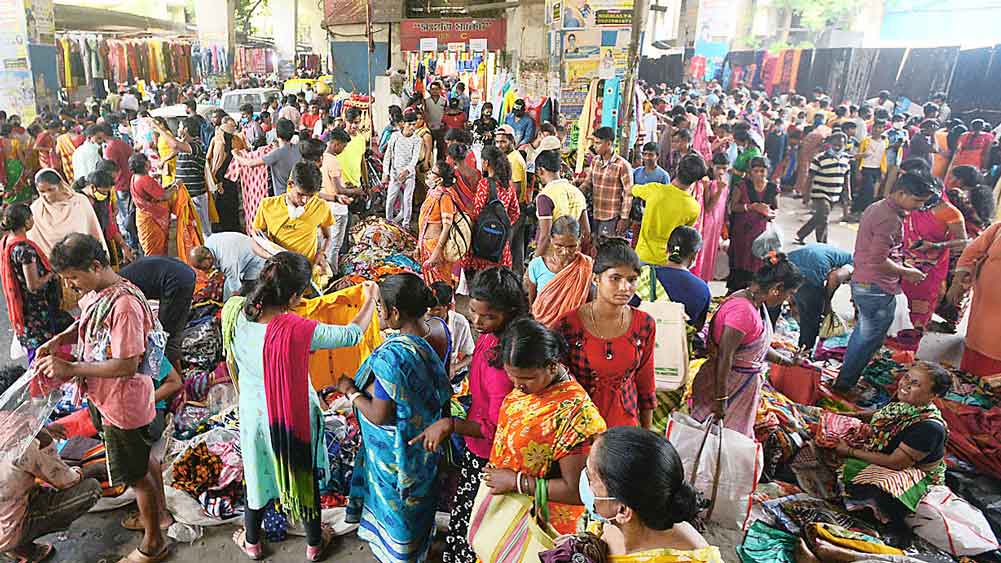 পুজোর বাজারে কিন্তু বালাই নেই স্বাস্থ্যবিধির। হাওড়ার মঙ্গলহাটে দীপঙ্কর মজুমদারের তোলা ছবি।