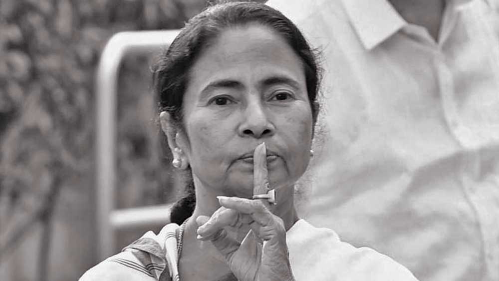 মমতা বন্দ্যোপাধ্যায়ও নিজেকে নিংড়ে দিয়েছেন। যেন এটাই তাঁর জীবনের শেষ নির্বাচনী যুদ্ধ!