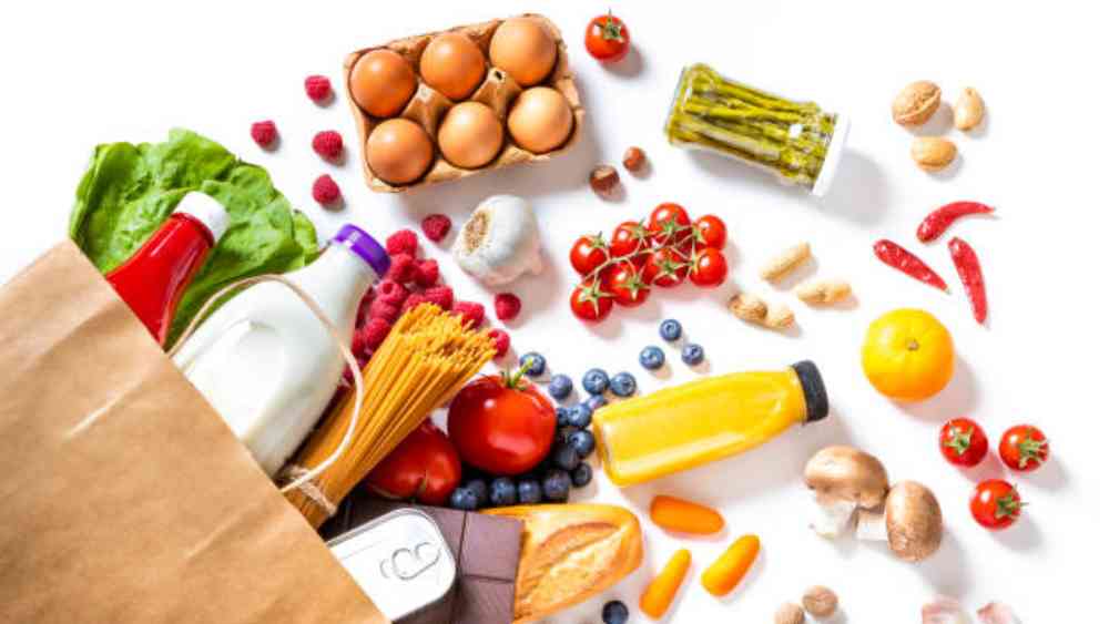 দিন ৫:  পুজোয়া বাড়িতে জমিয়ে রান্নাবান্না করবেন ভাবছেন? তার বাজারহাটও আগে থেকে করে রাখা উচিত। বিশেষ করে শুকনো উপকরণগুলি তো বটেই। সেই কাজটি সেরে ফেলুন এ দিনই।