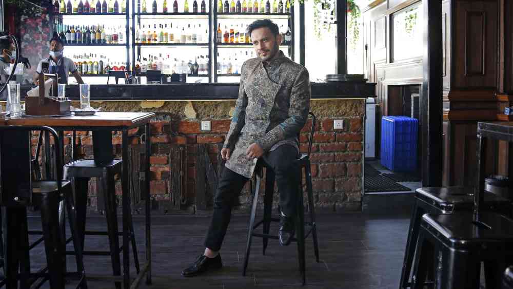 মনে-প্রাণে পুরোদস্তুর বাঙালি অনিন্দ্য চট্টোপাধ্যায়। পুজো মানেই তাঁর কাছে উত্তর কলকাতার আমেজ।