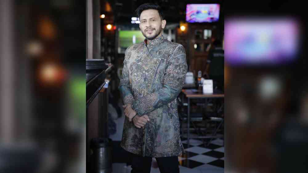 পেশার কারণেই সারা বছর নতুন নতুন জামাকাপড় কিনতে হয়, পরতে হয় অনিন্দ্যকে। তাই নতুন জামা পরার ছোটবেলার উত্তেজনাটা এখন কমেছে।