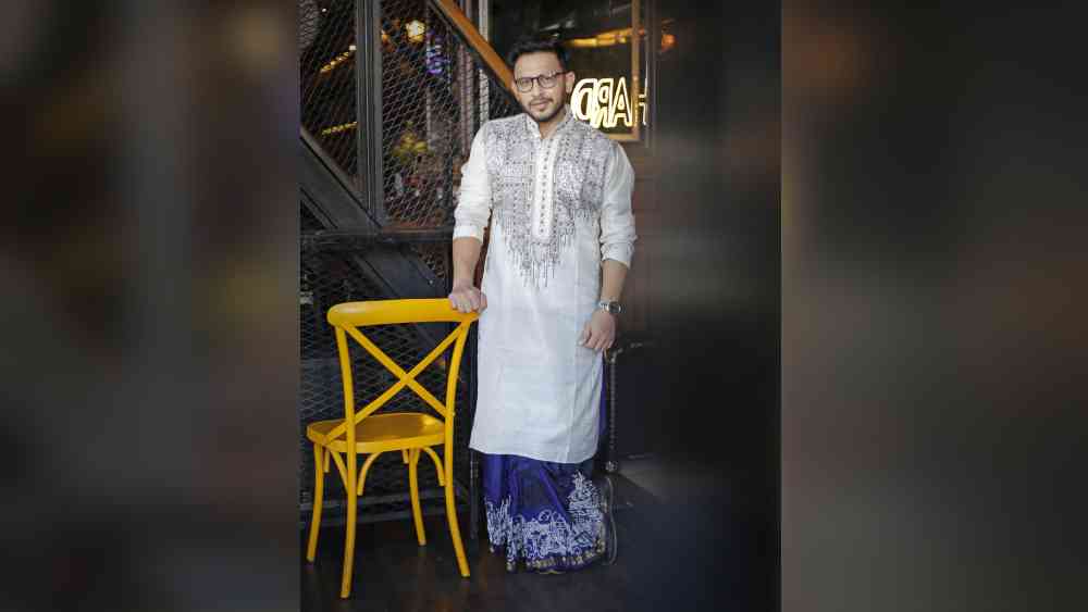 আর পাঞ্জাবির সঙ্গে চাই মানানসই ধুতি। তবেই হবে ষোলো আনা পুজোর সাজ। 