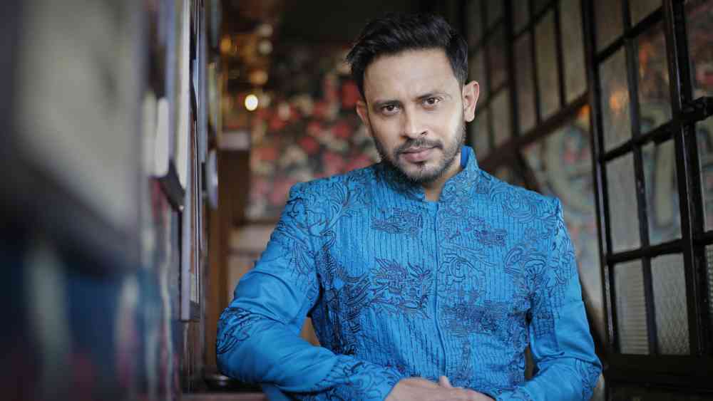 তবে এই সাজ নিয়ে কিছুটা পরীক্ষা-নিরীক্ষা করতে অনিন্দ্যর অসুবিধা নেই। তাই বাঙালি ধাঁচের ধুতি-পাঞ্জাবি ছাড়াও রাজস্থানী বন্‌ধগলা এবং আফগান ধুতিও পরতে বাধা নেই।