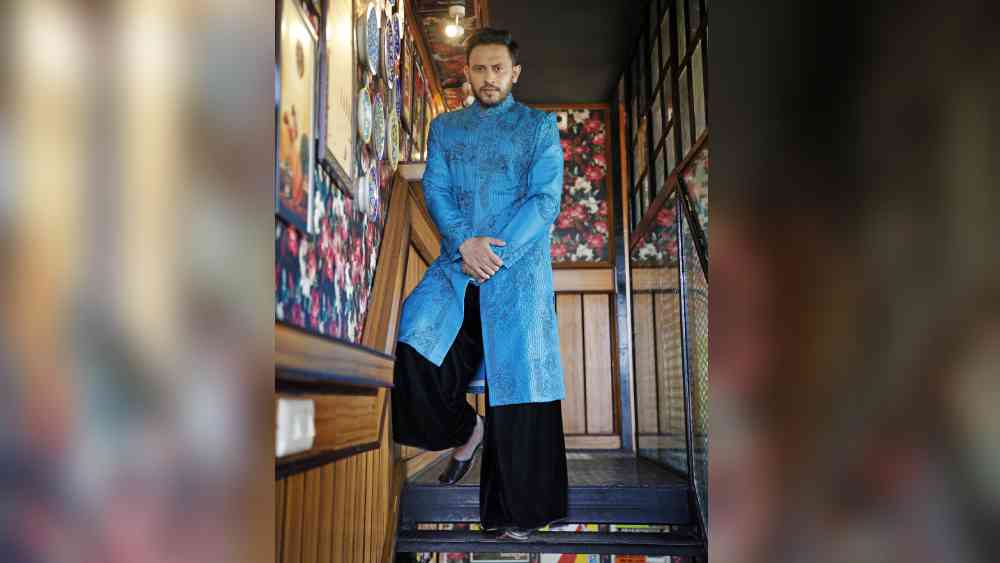 তাই পাঞ্জাবি শ্যুটের সঙ্গে তিনি বেছে নিয়েছেন ছেলেদের পালাজো ট্রাউজার। এ বারে অনিন্দ্যর পুজোর সাজ এমনই। 