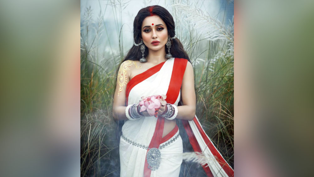 রুপোর কোমরবন্ধ, কানে টানা দেওয়া রূপোর ঝুমকো দুল। শাঁখা-পলা পরা দুই হাতে ধরা পদ্মফুল। এলো চুলের মাঝ বরাবর চওড়া সিঁদুরের টান। সনাতনী লাল-পেড়ে সাদা শাড়িতে অভিনেত্রী-সাংসদ মিমি চক্রবর্তী। ইনস্টাগ্রামের পাতায় ভিডিয়ো। সঙ্গে বার্তা, ‘শুভ মহালয়া। শুভ শক্তির হোক জয়, অসুরের হোক দমন। ভালো থাকুন, সুস্থ থাকুন। সবাইকে দেবীপক্ষের অনেক শুভেচ্ছা।’