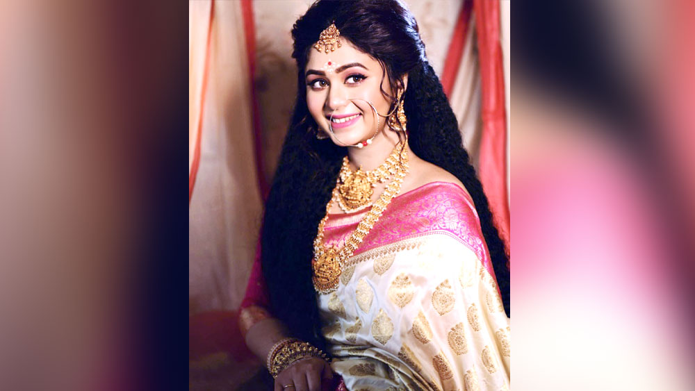 হাতে আলতা, সোনার ভারী গয়নায় মোড়া শরীর। মিমির মতোই লাল-পাড় সাদা শাড়িতে অভিনেত্রী ঋতাভরীও। ইনস্টাগ্রামে চিরন্তনী সাজে ছবির সঙ্গেই চলতি অতিমারির দুর্যোগের কথাও। মহালয়ার শুভেচ্ছাবার্তায় ঋতাভরীর সব অশুভকে দূর করার প্রার্থনা।