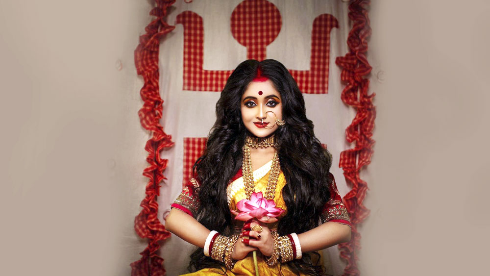 সাদা নয়, ছোটপর্দার জনপ্রিয় মুখ সৌমিতৃষার বাছাই হলুদ শাড়ি, লাল ব্লাউজ। স্মিত হাসিতে মনকাড়া। শাঁখা-পলায় সেজে ওঠা হাতে ধরা প্রস্ফুটিত পদ্ম। এক়ঢাল ঘন কালো চুলে । অন্য সাজেই সৌমিতৃষা অনন্যা।