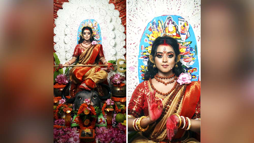 গলায় রুদ্রাক্ষের মালা, কাঁধে পদ্ম ফুল। ত্রিশূল হাতে, মাটির মহিষাসুরের উপর শ্রুতি দাস যেন জীবন্ত মহিষাসুরমর্দিনী।