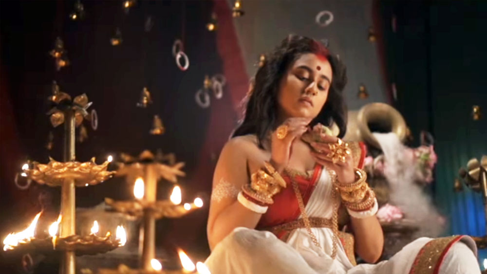 হাতকাটা লাল ব্লাউজ ও লাল পেড়ে সাদা শাড়িতেই একটি ভিডিয়োয় দেখা গেল অভিনেত্রী স্বস্তিকা দত্তকেও। হাতে পদ্ম, সিঁথিতে সিঁদুর— আটপৌরে সাজেই বাজিমাৎ স্বস্তিকার।
