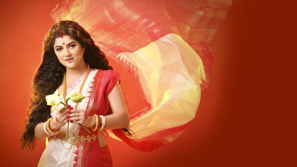 ঊমার সাজে দেখা দিলেন শ্রাবন্তী চট্টোপাধ্যায়ও। একটি ছবিতে হাতে পদ্ম, অন্যটিতে ত্রিশূল। ইনস্টাগ্রামের পাতায় ছবি দিয়েই শারদ শুভেচ্ছা জানালেন অভিনেত্রী।