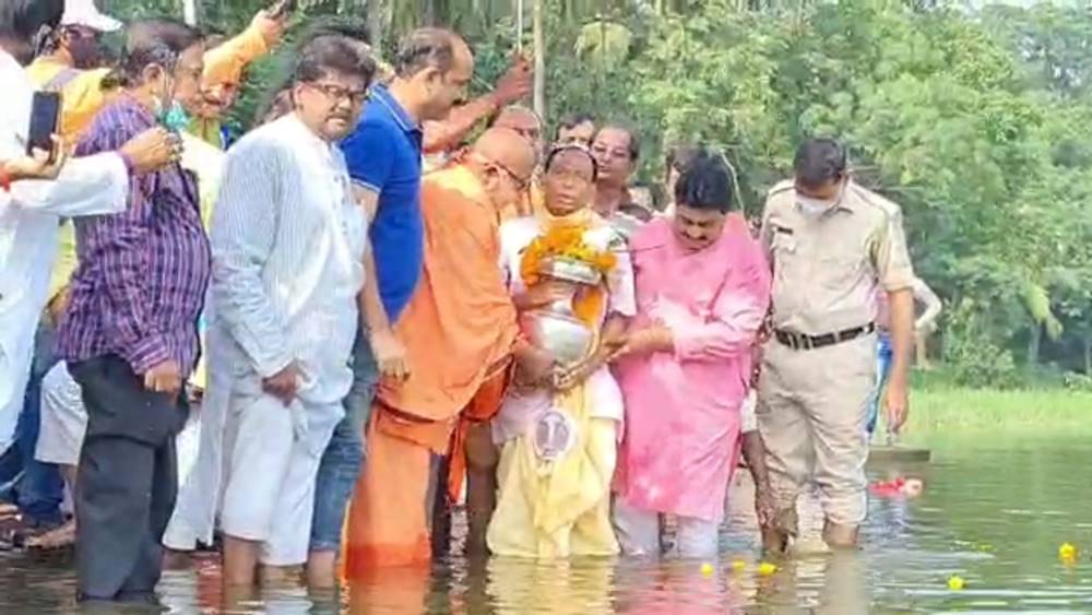 সর্বমঙ্গলার ঘট ভরা হচ্ছে কৃষ্ণসায়রে।