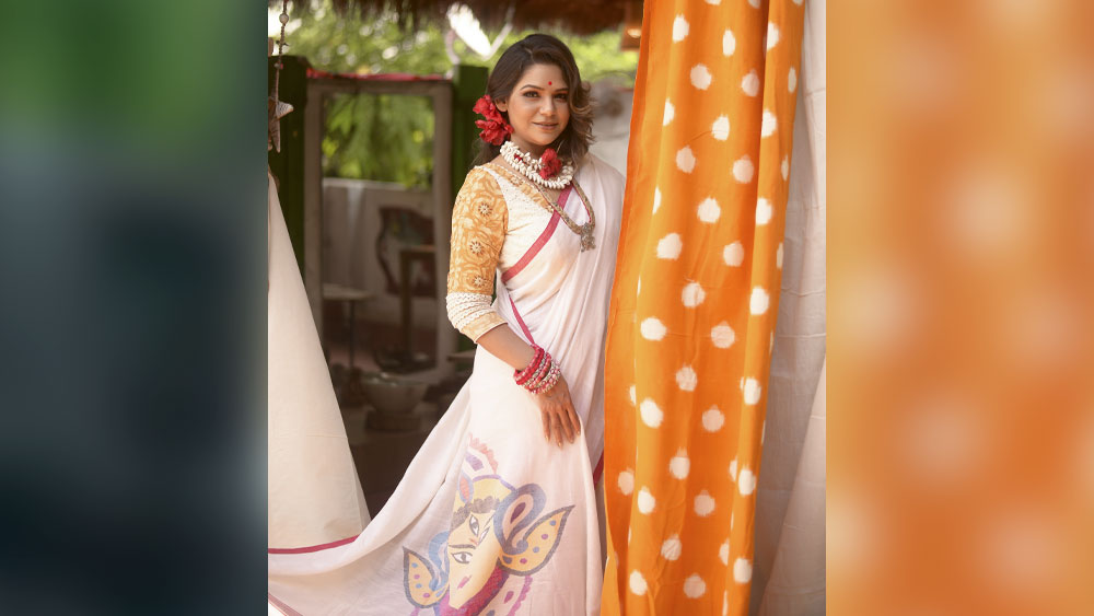 পুজোর সময়ে নিয়মের গণ্ডি দূর হটো। ডায়েটের আগল ভেঙে বেরিয়ে পড়েন অভিনেত্রী। আশ মিটিয়ে খাওয়াদাওয়া। ঘড়ির কাঁটা উড়িয়ে ঘুম। ঢাকের আওয়াজ আর ধুনোর গন্ধেই তাঁর পুজোর স্বাধীনতা।