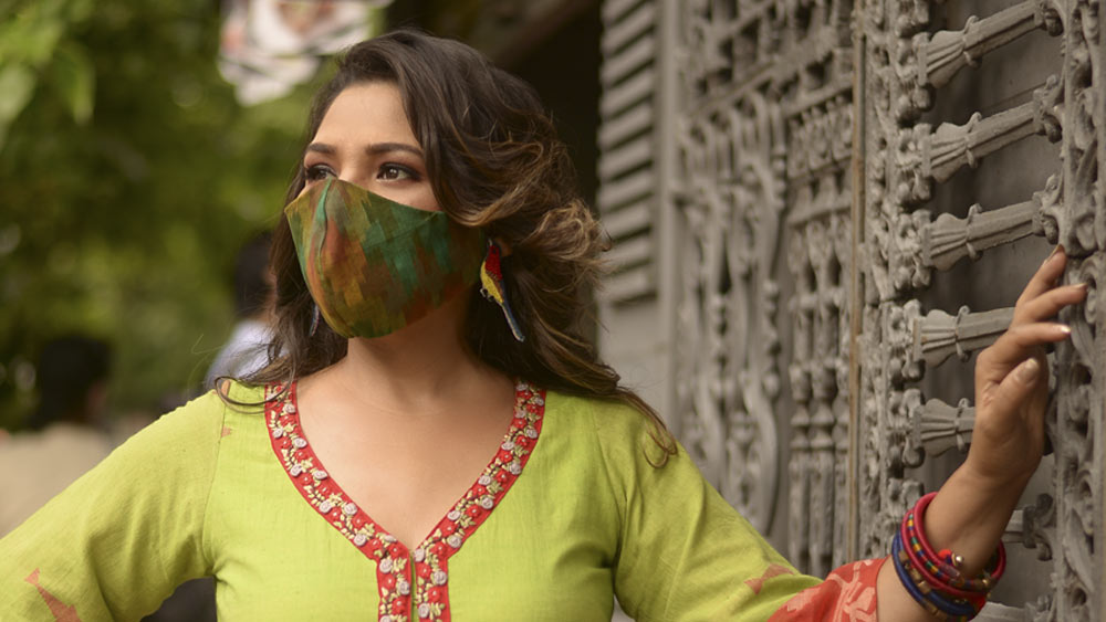 শাড়ির পাশাপাশি পুজোয় অন্য ধরনের পোশাকও পছন্দ করেন সুদীপ্তা। তাঁর কথায়, “পুজোর সব কটা দিনেই আমি শাড়ি পরতে ভালবাসি। তবু হালকা জামা, পালাজোর সাজও মন্দ লাগে না।” সে কথা মাথায় রেখে সবুজ এবং লাল রঙা জামদানি দিয়ে লম্বা ঝুলের জামাও তৈরি করেছেন অনুশ্রী।