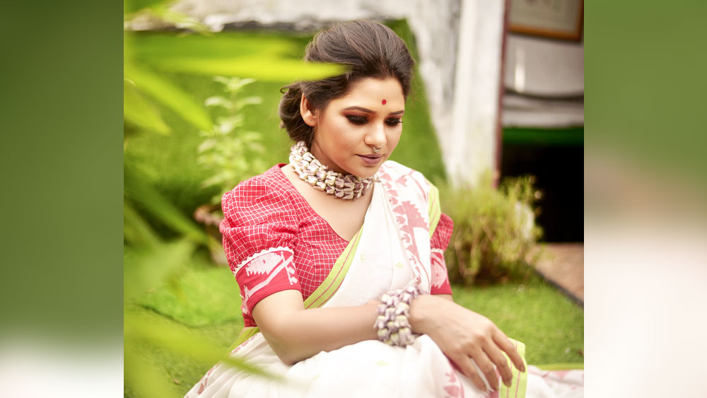 হঠাৎ আকন্দ ফুল কেন? আনন্দবাজার অনলাইনকে অনুশ্রী বললেন, “জুঁই বা অন্য অনেক ফুলের মালাই খুব তাড়াতাড়ি নেতিয়ে পড়ে। কিন্তু আকন্দ ফুল অনেক ক্ষণ তাজা থাকে। তাই এই মালায় সাজও সুন্দর দেখায়।”